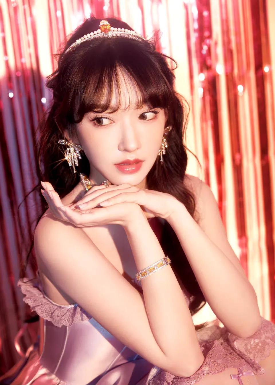 程潇最新写真曝光,聚焦时尚魅力,远离涉黄风波