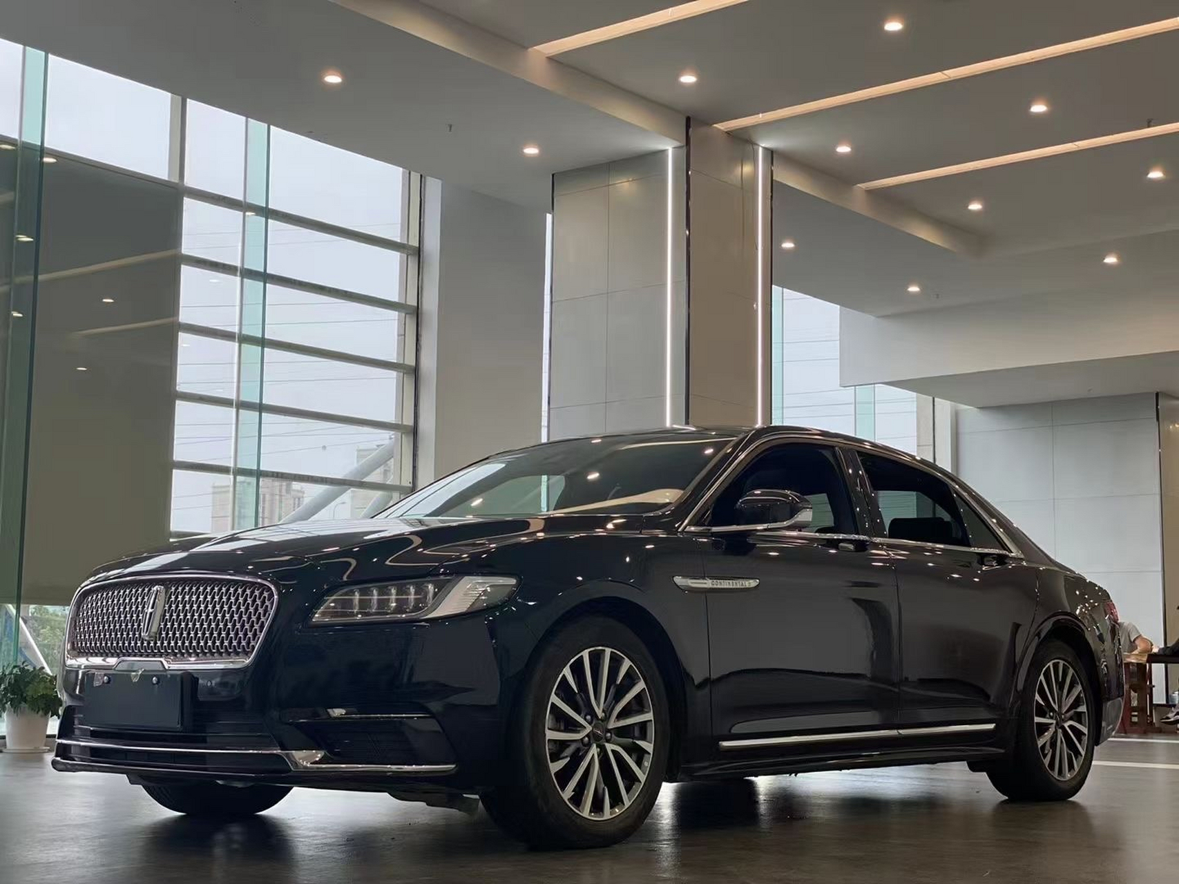 最新林肯汽车，小巷中的隐藏珍宝