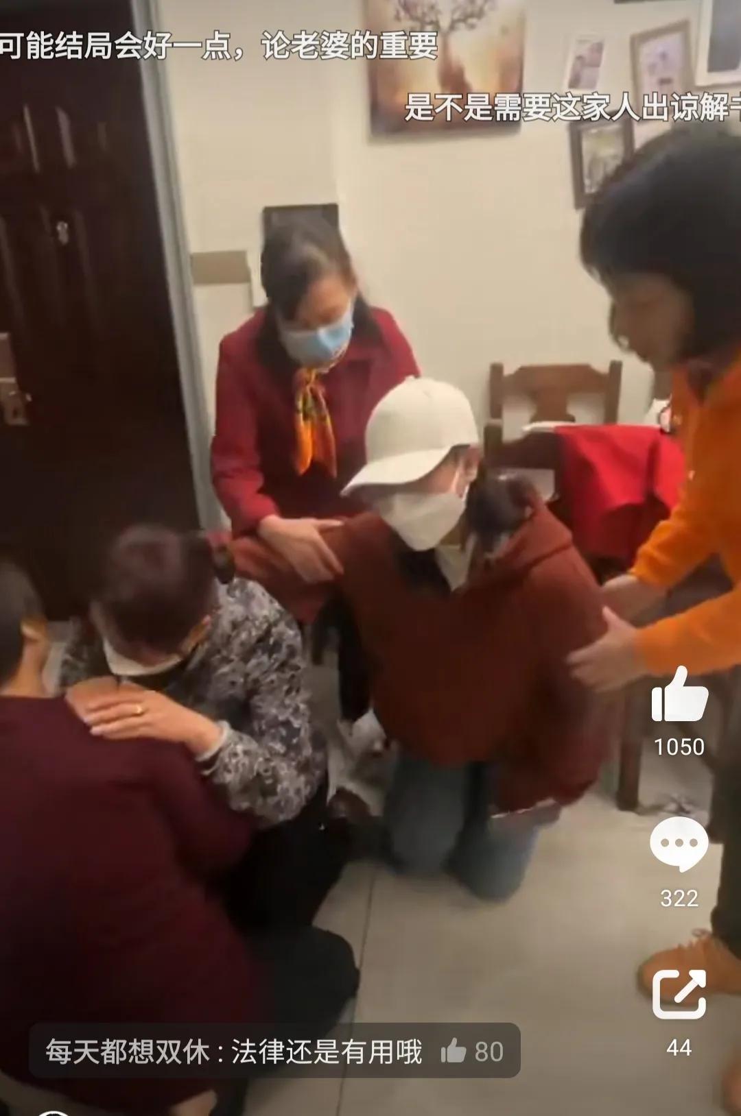 女生打人后下跪背后的故事与温情解读