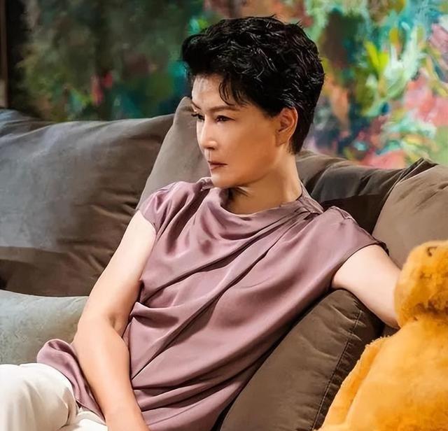 朱茵近照,小巷深处的独特韵味