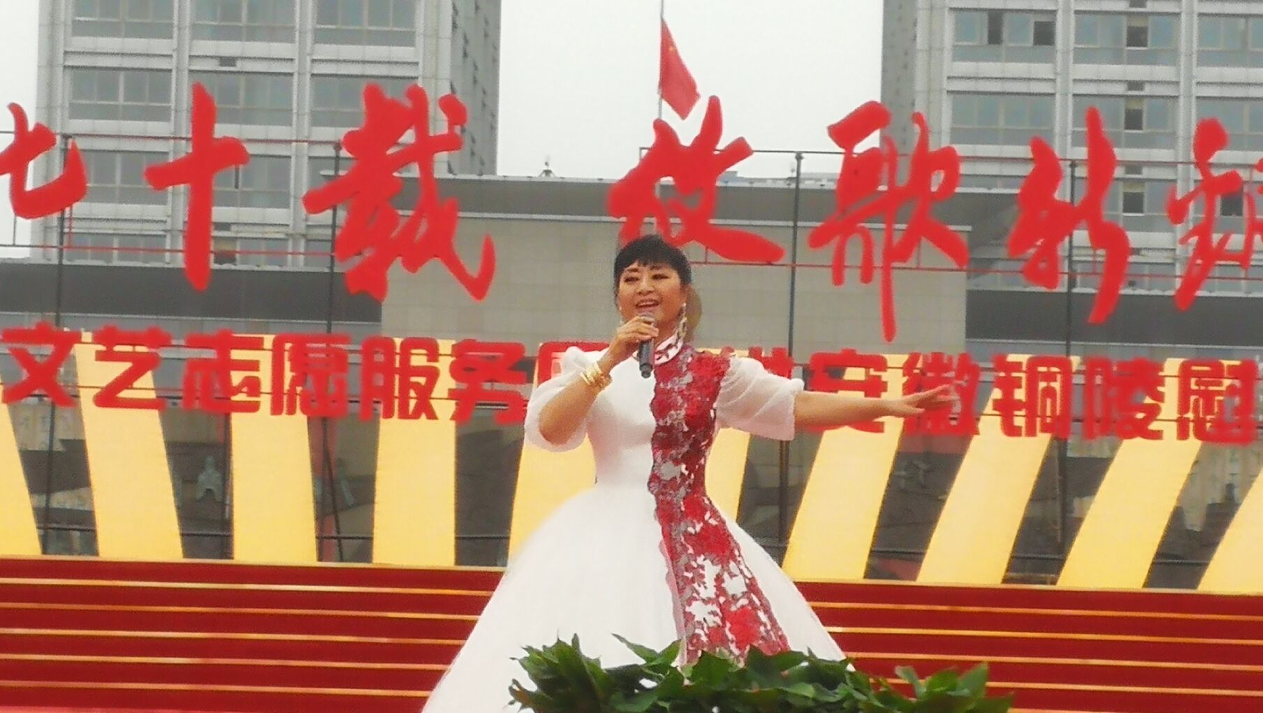 相声演员刘群与科技融合,体验最新高科技产品的独特之旅