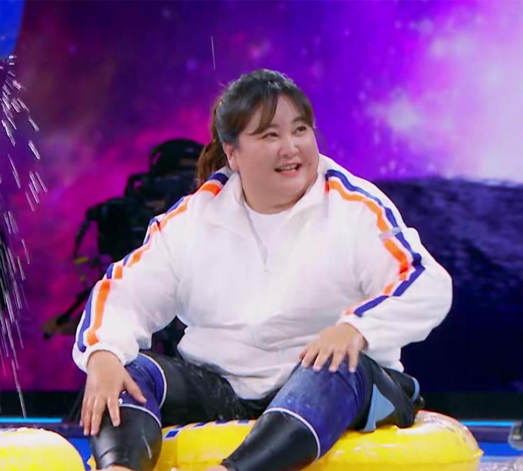 贾玲最新综艺节目亮相，日常温馨趣事与友情情感纽带展现
