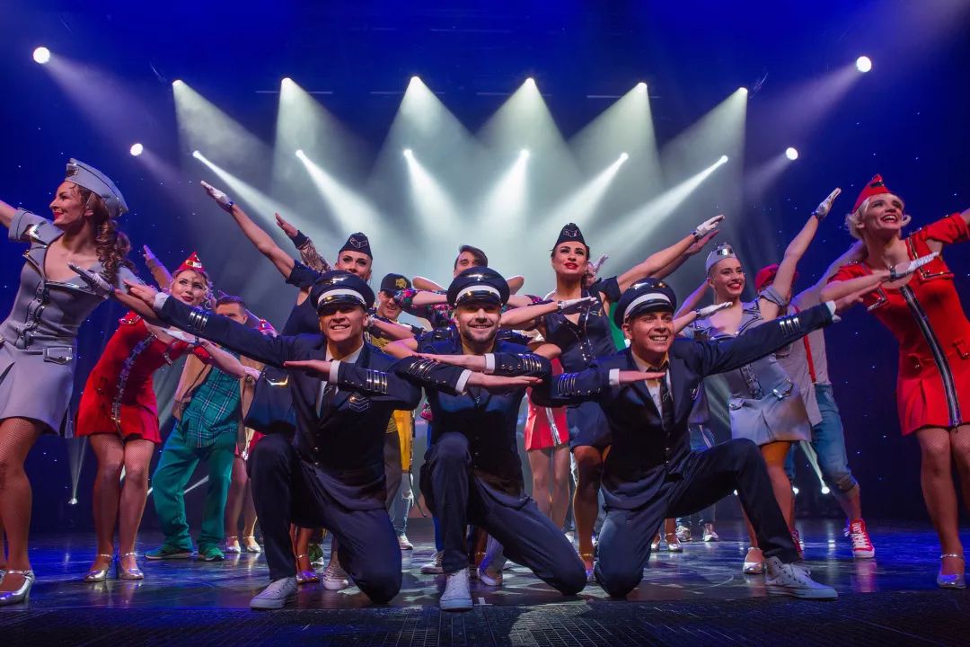 现代抬棺舞新潮,跃动中的自信与成就展现