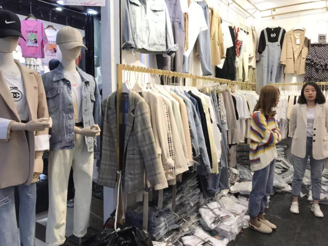 女装店新品上架展示,时尚潮流与个人立场的深度思考