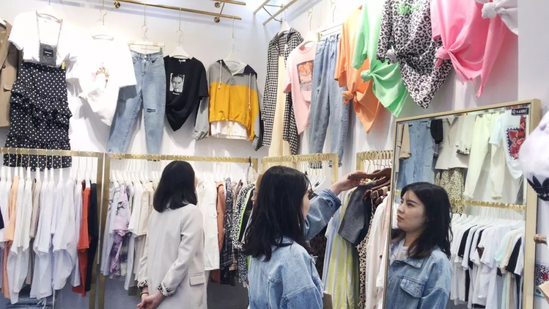 女装店新品上架展示,时尚潮流与个人立场的深度思考