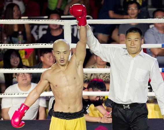 一龙比赛泰拳对决激烈瞬间,生死搏击引发关注热议