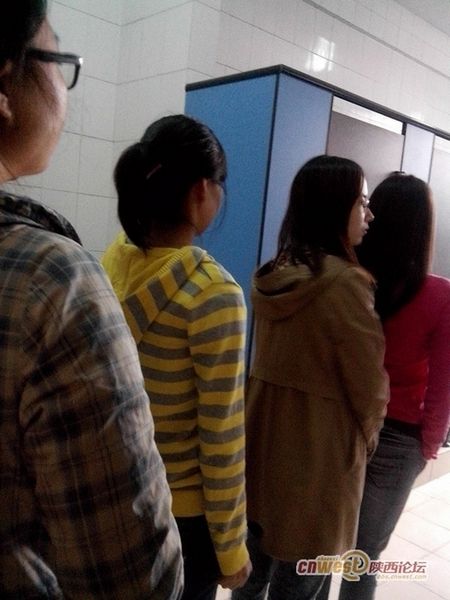 最新女厕事件,厕所内的温馨奇遇
