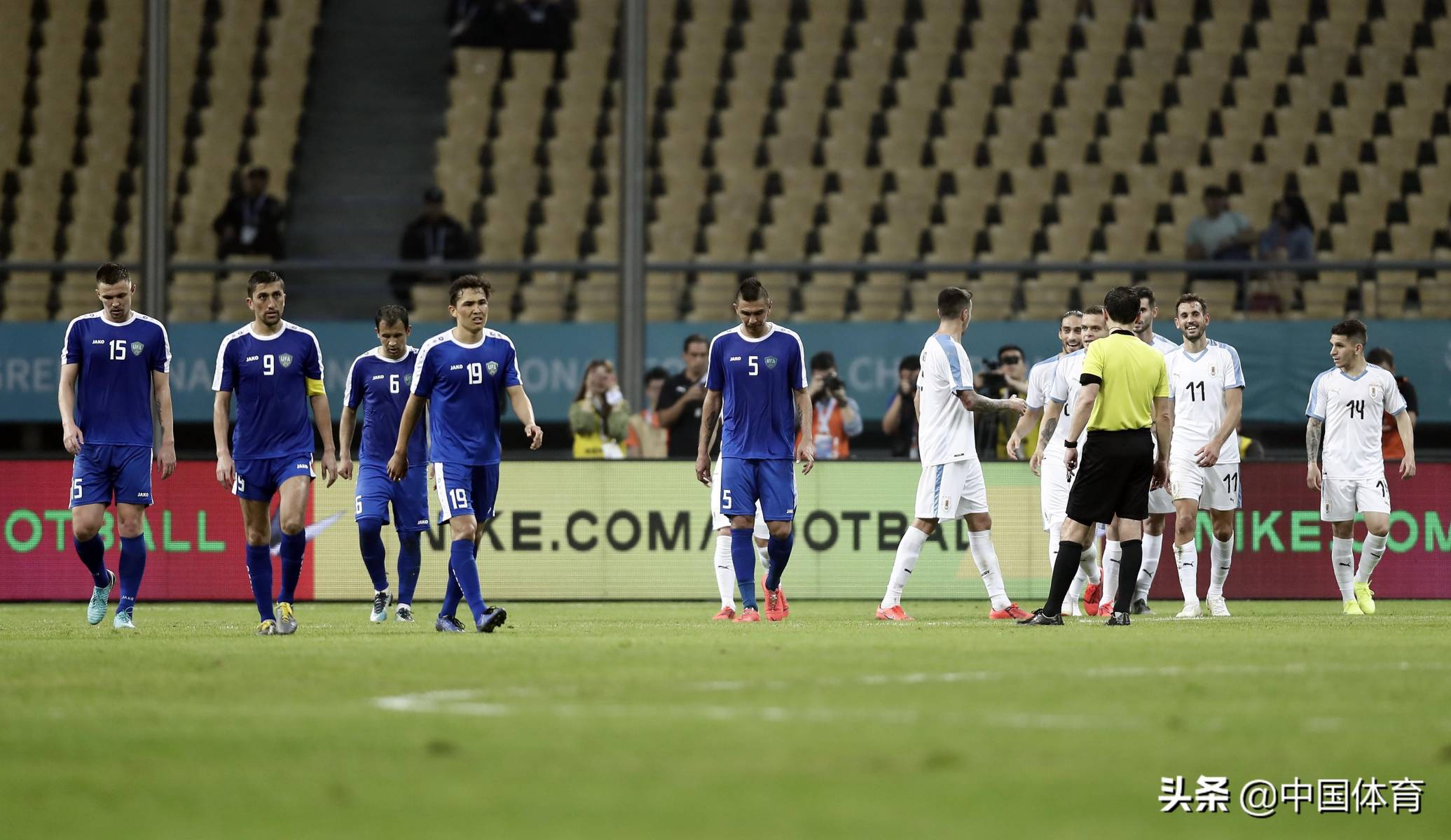 中乌足球比赛结果揭晓,巷弄间的惊喜与独特风味对决的胜利揭晓。