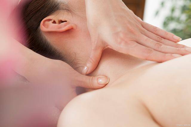 『小红书推荐』胸部按摩电影,舒缓身心的视觉盛宴,令人心动体验!