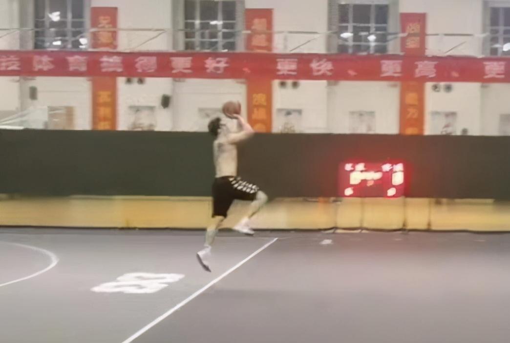 易建联的最新动态,不断进化的脚步照亮自信与成就之路