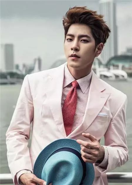 最新男头时尚潮流演变与选择指南