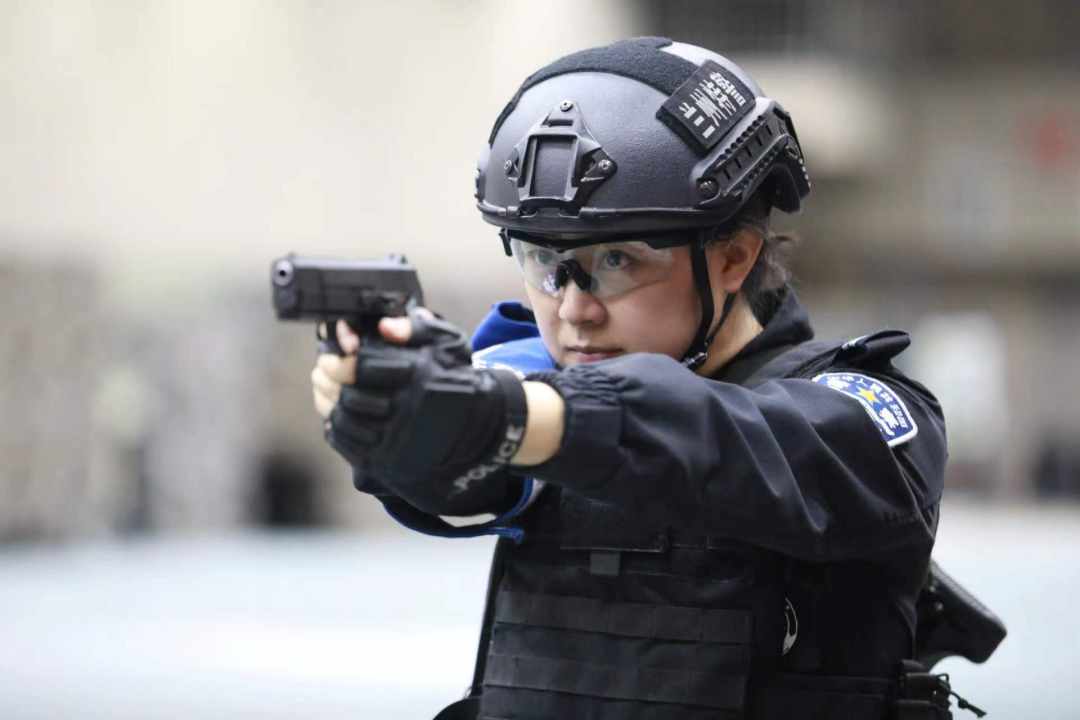 最新女特警与自然美景的探险之旅
