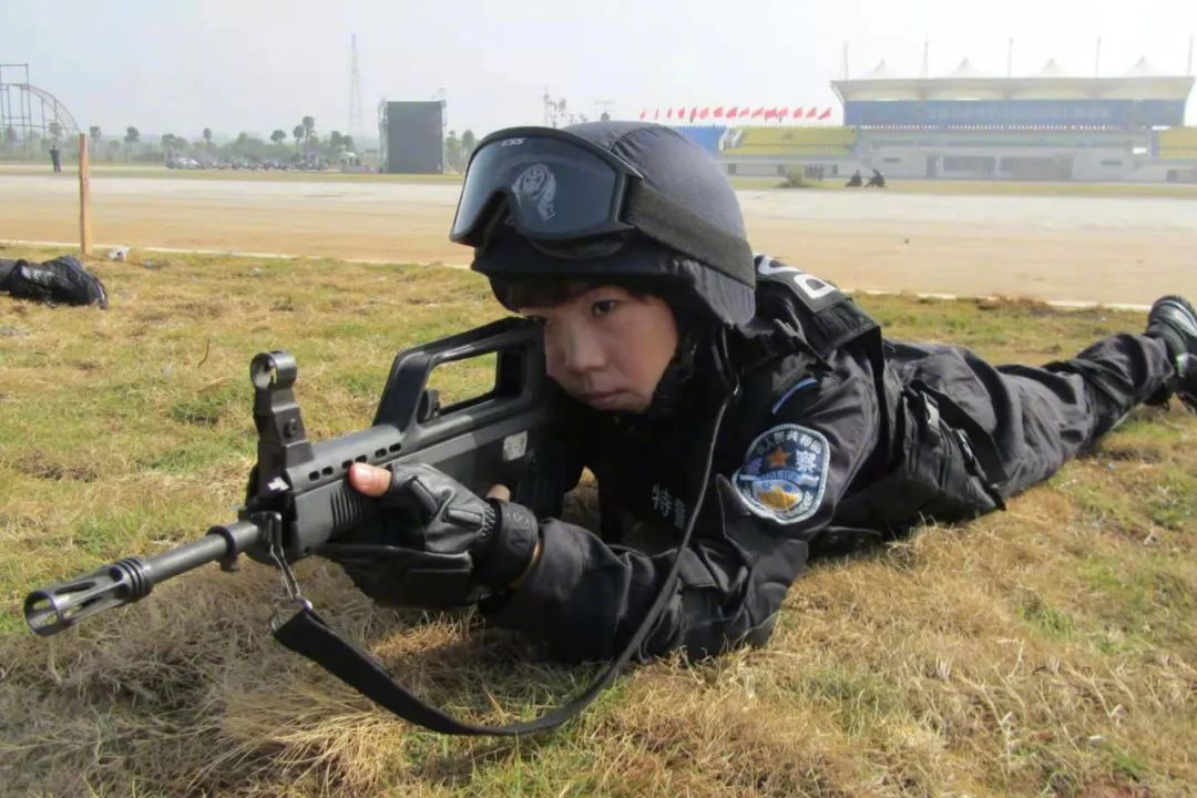 最新女特警与自然美景的探险之旅